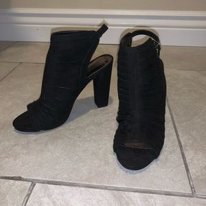 Wedge heels with slit detail